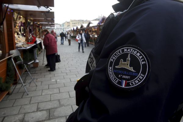 Illustration du renfort de la sécurité à l' approche des Fêtes de Noël avec des patrouilles de la Police Nationale, ici au Vieux-Port de Marseille.