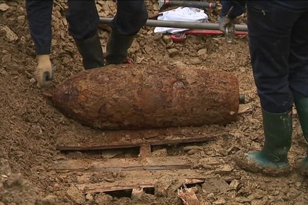 les démineurs de Caen ont neutralisé ce dimanche matin à Villers-Bocage une bombe anglaise de la seconde guerre mondiale