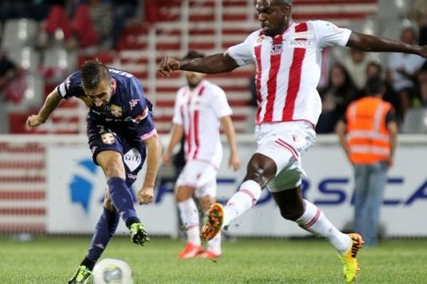 Nicolas Benezet et Ronald Zubar au Stade François Coty à Ajaccio.  