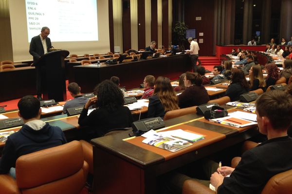 108 lycéens sont présents au Conseil Régional à Dijon pour une session de simulation, avec votes, prises de parole et débats