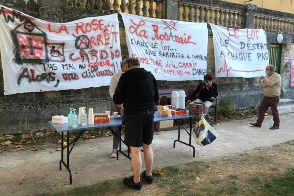 Mobilisation ce matin devant le centre de rééducation fonctionnelle de la Roseraie pour sauvegarder le service de réadaptation cardiaque de Montfaucon