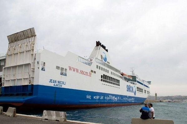 Des employés de la SNCM en grève, à côté du ferry "Jean-Nicoli" à Marseille, le 4 juillet 2014,  après des affrontements avec des passagers en Corse. 