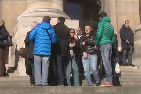 Antoine Santoni, l'un des prévenus, et sa famille devant le palais de justice de Paris, le 24 février