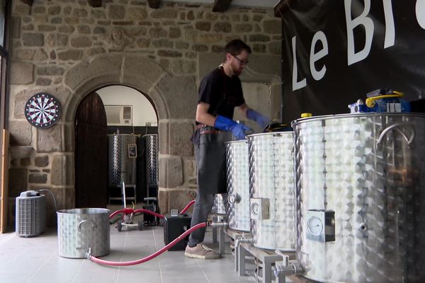 D'origine bavaroise, les frères Dehn sont tombés amoureux de la Bretagne lors de voyages linguistiques. Ils ont choisi d'installer leur brasserie à Pleugueneuc, en Ille-et-Vilaine.