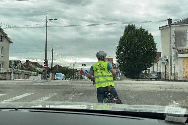 La cohabitation entre cyclistes et automobilistes n'est pas toujours facile, le 8 septembre 2024, à Limoges. (photo d'illustration)