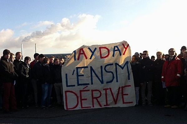 Les étudiants ont manifesté jeudi 21 novembre devant leur école.