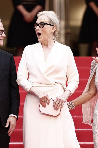 Meryl Streep entourée (et surprise, mais par quoi ?) du délégué général du Festival Thierry Frémaux et de la présidente du Festival, Iris Knobloch.
