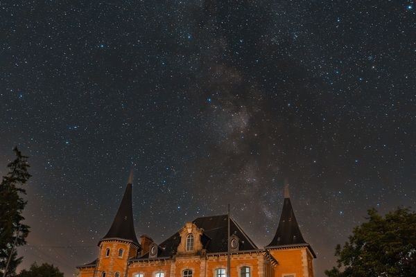 La mairie de Bosmie-l'Aiguille sous la Voie lactée, samedi 10 août, en Haute-Vienne.