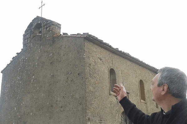 L'abbé Savournin devant sa chapelle