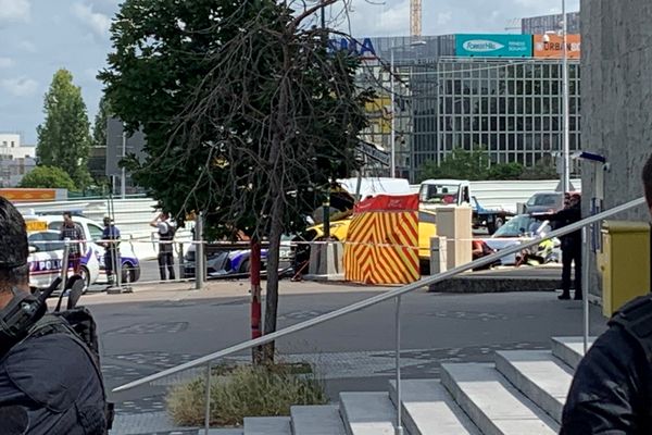 Le jeune conducteur de la voiture jaune est décédé suite au tir policier à Nanterre mardi 27 juin.