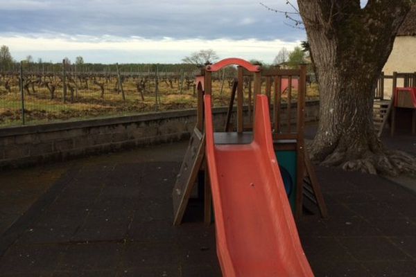 A Gondeville (16) l'école communale jouxte les vignes