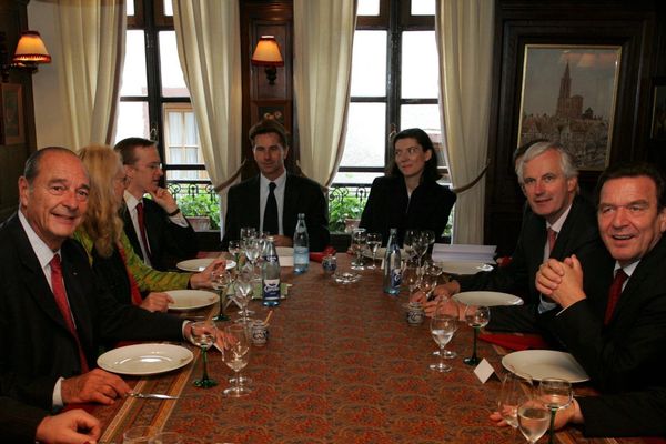 Strasbourg, le 1er octobre 2004, le président Jacques Chirac et le chancelier Gerhard Schroeder se sont rendus au restaurant Chez Yvonne à l'occasion d'un sommet franco-allemand