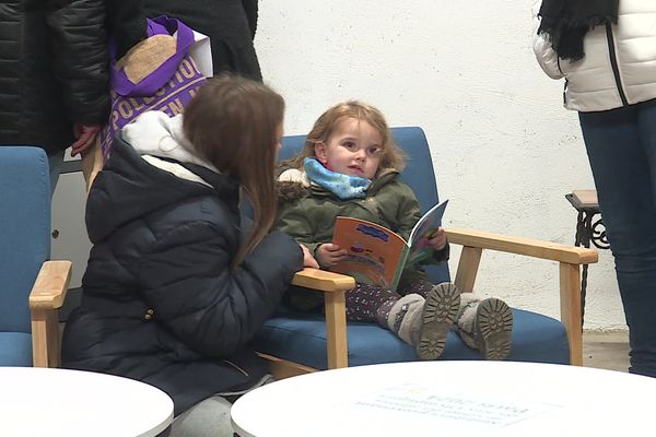 Ces fauteuils bleus, qui ont fait partie du village olympique, sont vendus 30 € dans la communauté Emmaüs de Planay en Côte-d'Or.