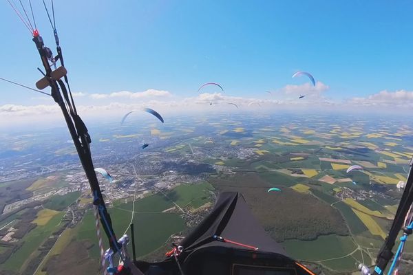 Six parapentistes ont parcouru, le 23 avril dernier, plus de 463 km pour établir un nouveau record de France.