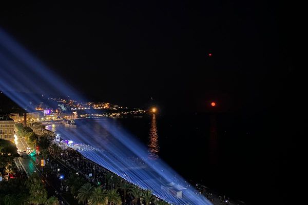 86 faisceaux lumineux ont été allumés à 22h34, heure précise de l'attentat du 14 juillet 2016, à Nice.