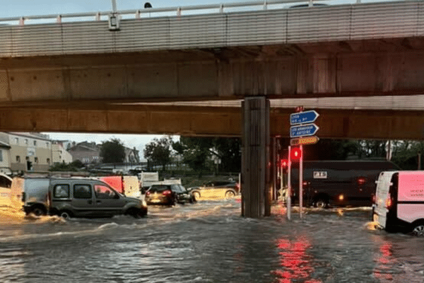 À Marseille, tunnels, ponts, passerelles, sont autant de "points vulnérables" les jours de fortes pluies.