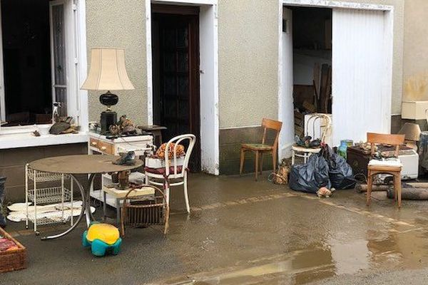 L'eau s'est retirée en 2 heures, mais la boue est restée, rendant les maisons durablement inhabitables.