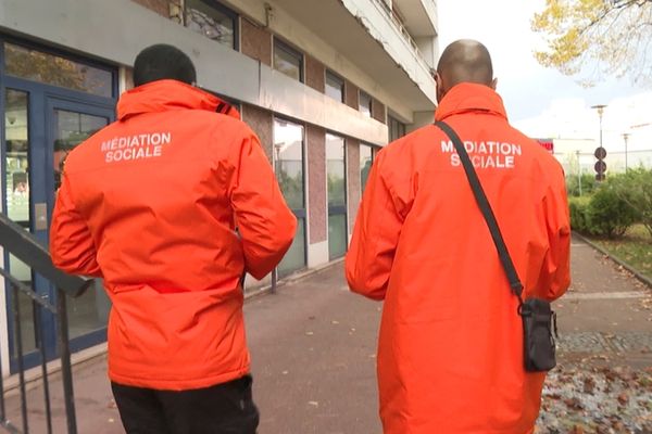 Mikael Illan et son collègue partent à la rencontre des habitants pour recueillir leurs doléances