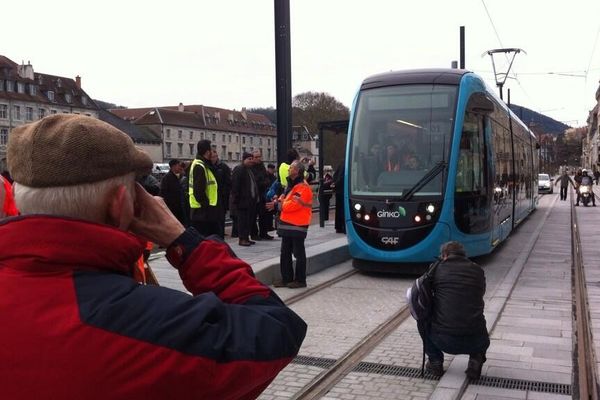 Premier passage quai Veil Picard ce matin pour un tramway très attendu par les Bisontins