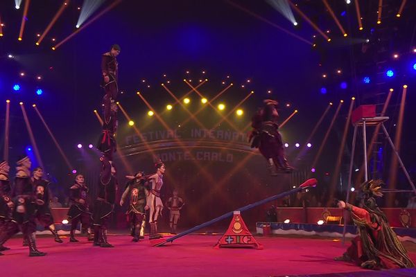 Les acrobates sur la piste du cirque de Monte Carlo.
