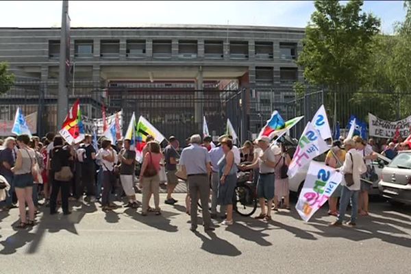 Une centaine de personnes ont manifesté à l’appel de 7 syndicats