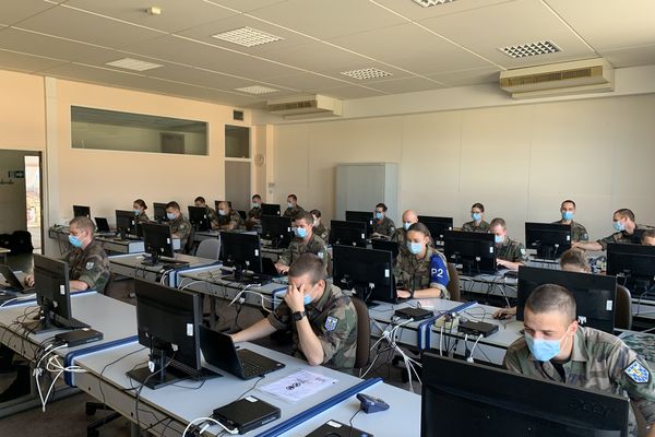 Une salle informatique de l'école de gendarmerie de Chaumont. La nouvelle promotion est spécialement équipée d'ordinateurs portables et de tablettes numériques.