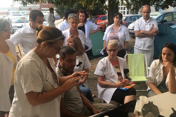 Les employés de l'hôpital en grève attendent l'annonce du plan santé du gouvernement, mardi 18 septembre 2018.