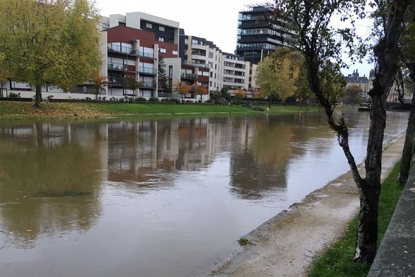 Le niveau de l'eau est monté à Rennes, la rivière mord le bord des quais.