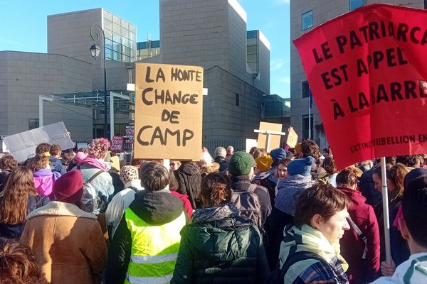 Une manifestation de plusieurs centaines de personnes en soutien à Gisèle Pelicot a eu lieu ce samedi 14 décembre devant le palais de justice d'Avignon.