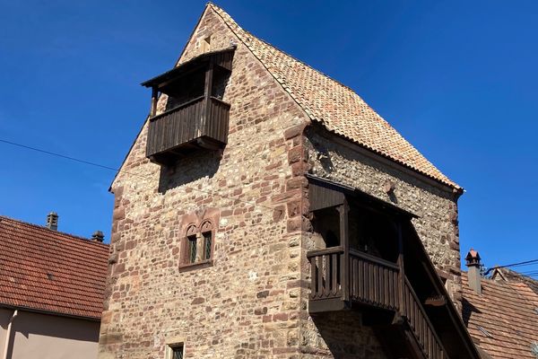 Elle se situe au cœur de Rosheim, cité romane.