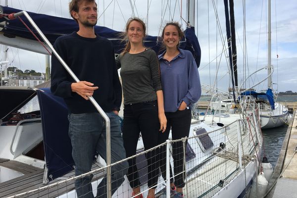 Guillaume et les deux Léa ont créé Vent Debout en octobre dernier. Sur leur voilier, ils sillonnent la côte bretonne tout l'été.