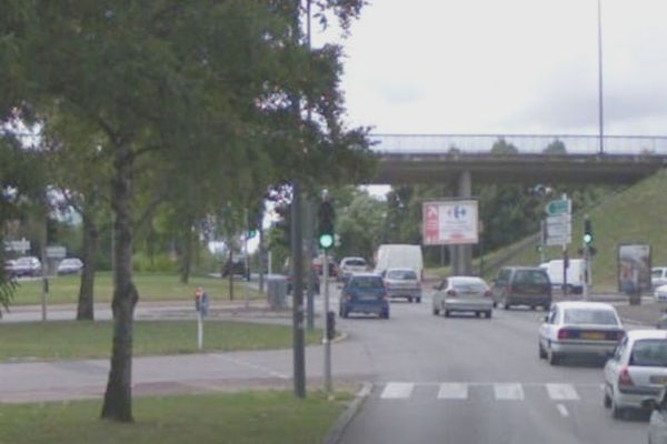 Passerelle de Corgnac à Limoges, sur le boulevard de la Borie, à proximité de laquelle une femme d'une soixantaine d'années a été agressée dimanche 15 juillet 2012