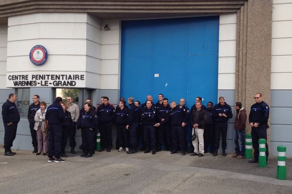 Les surveillants étaient rassemblés ce mardi 6 mai devant le centre pénitentiaire de Varennes-le-Grand