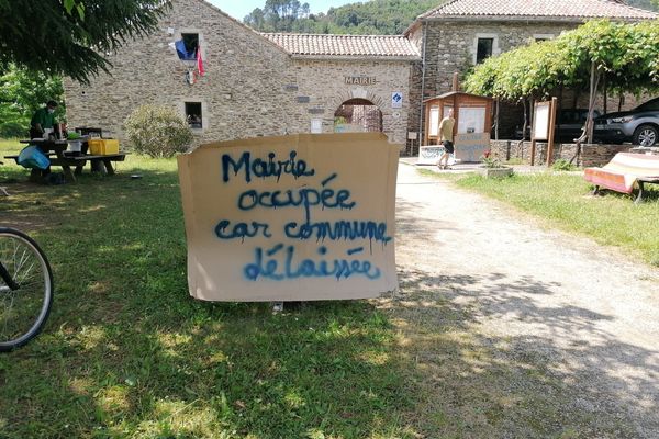 Des habitants de Saint-Étienne-Vallée-Française (Lozère) bloquent depuis mardi 8 juin la mairie de cette commune du cœur des Cévennes.