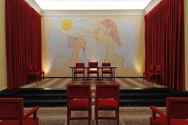 Dans la salle des mariages de la mairie de Menton, dessinée par Jean Cocteau.