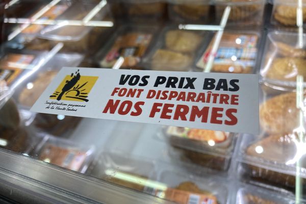 Des autocollants déposés par la Confédération paysanne dans un supermarché de Haute-Saône.