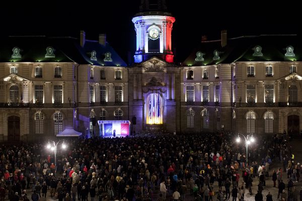 Jeremias Gonzalez / IP3 ; Rennes , France , le 20 novembre 2015 - Rassemblent à la Place de la Mairie de Rennes, ouest de la France, pour rendre hommage aux victimes des attentats du 13 Novembre, à Paris. People gather at the place de la mairie square on november 20, 2015 in Rennes, western France, to pay tribute to the victims of the attacks of november 13, in Paris.