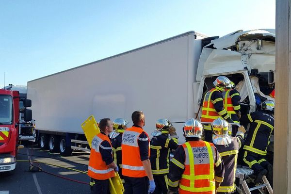 Le passager de l'un des camions a dû être désincarcéré.