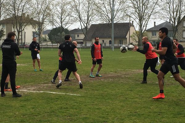 Les Brivistes travaillent leurs "skills" sous le regard de Jean-Baptiste Péjoine, ce jeudi matin à l'entraînement.