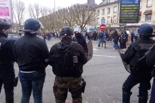 Ce vendredi matin, plusieurs dizaines d'élèves de Compiègne ont manifesté jusqu'à la dispersion du mouvement vers 13h30 devant la gare.