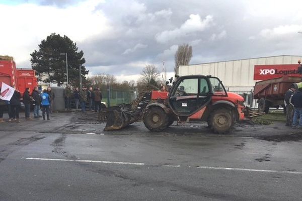 Des agriculteurs bloquent une centrale d'achat Auchan à Neuville-en-Ferrain.