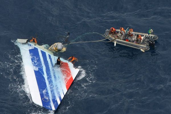 Des restes de l'avion A330 d'Air France, qui s'est abimé le 1er juin 2009 entre Rio et Paris, sont retrouvés dans l'océan Atlantique par la marine brésilienne.