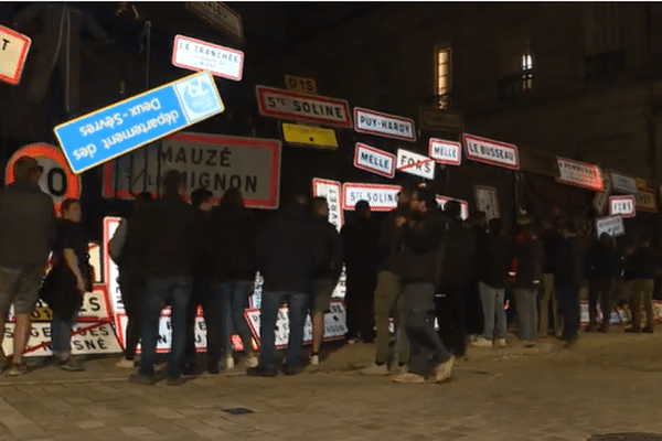 Panneaux des agriculteurs en colère devant la Préfecture des Deux-Sèvres