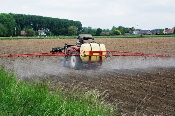 épandage de pesticides