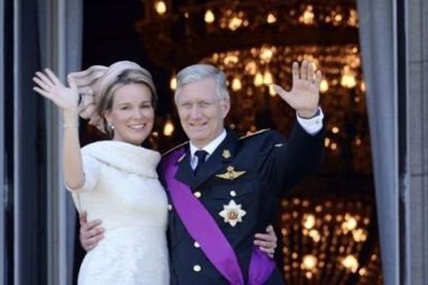 Des milliers de Belges sont réunis ce dimanche pour acclamer le nouveau couple royal, le roi Philippe et son épouse Mathilde.