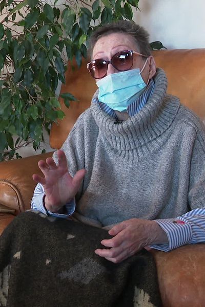 Atteinte d'un cancer, une habitante de Saint-Christol dans l'Hérault dénonce l'utilisation intensive des pesticides dans les vignes à cinquante mètres de chez elle. Elle s'inquiète des conséquences sur la santé et les générations à venir.