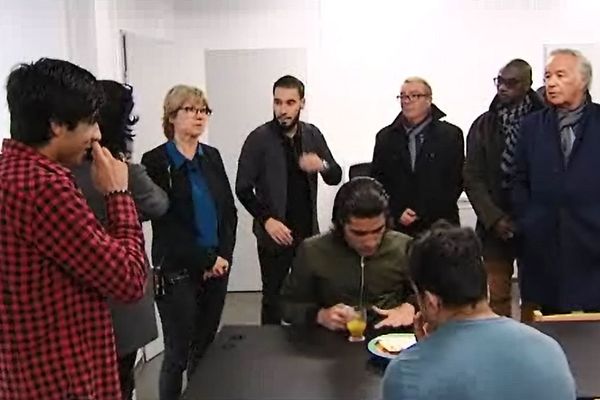 La visite de Christiane Barret, préfète de Côte-d'Or, et François Rebsamen, Maire de Dijon au centre d'accueil des migrants rue des Creuzots à Dijon.