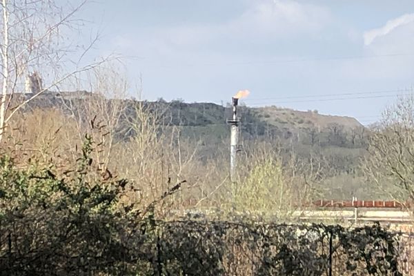 La torchère de la cokerie brûle encore, mais l'activité de la ville de Florange se réduit d'heures en heures depuis le confinement décidé pour mardi 17 mars 2020 à midi.