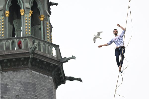 Nathan Paulin a battu le record du monde de distance parcourue sur une "slackline" le 24 mai au Mont-Saint-Michel, il a marché sur 2200 mètres à une centaine de mètres d'altitude