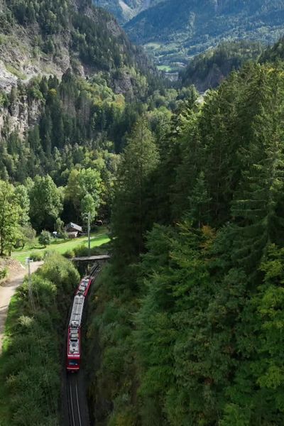 Trait d'union entre la France et la Suisse, le train du Mont-Blanc express relie Saint-Gervais-les-Bains à Martigny.